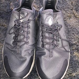 Grey/silver Nike Air Huarach